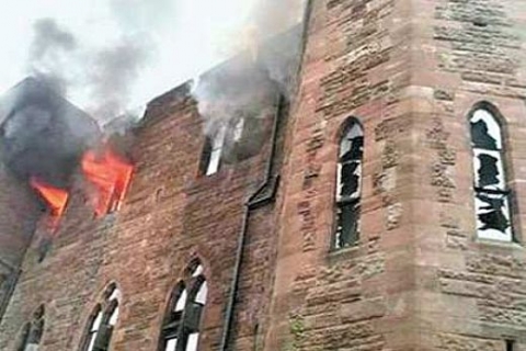 İngiltere Cheshire'de Peckforton Şatosu'nu yakan Max Kay, 6 yıl hüküm giydi!