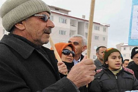 Depremzede TOKİ mağdurları boş su bidonlarıyla sokağa döküldü!