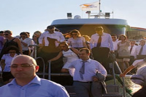  FSM'de çalışma olunca, servis personeli denizden taşıdı!