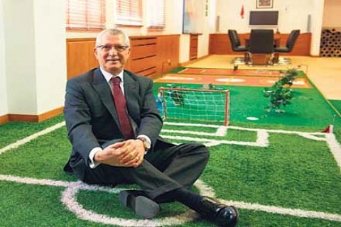 Nurteks Tekstil ünlü futbolcular için çim halı saha yapıyor!