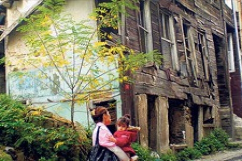 Beyoğlu'nda çökme tehlikesi bulunan bina yenilenmiyor!