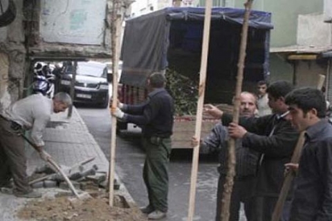 Esenler Belediyesi kaldırımları genişletip yolları daraltınca trafik işlemez oldu! 
