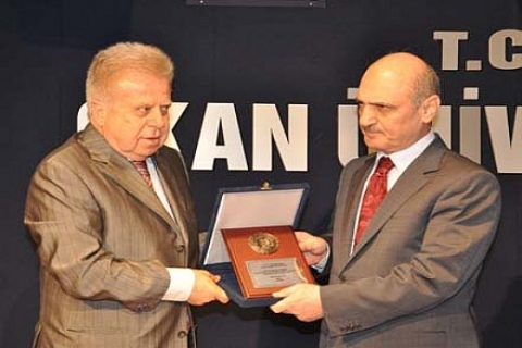 Erdoğan Bayraktar'a ayakkabı fırlatıldı: Öbürünü de gönder birine verelim!