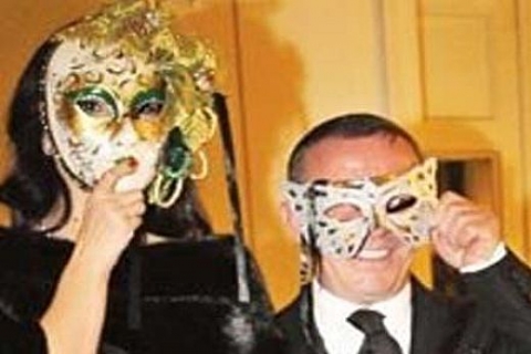 Ali Ağaoğlu ve Sophia Larina maskeli baloya katıldı!