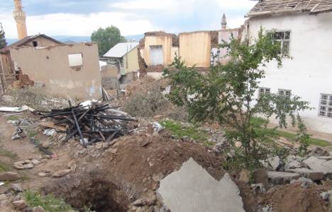 Muş'ta vatandaşlar altın bulmak için evlerinin altını kazdı!