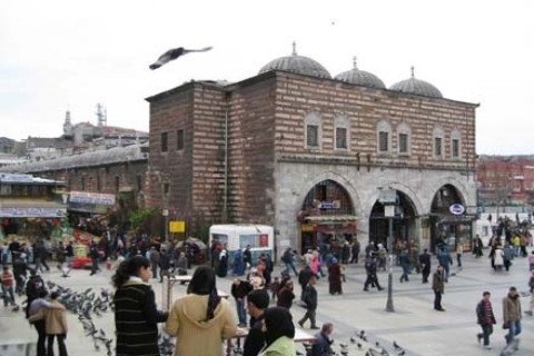 Çiçekçiler Çarşısı'nda 11 işyeri yıkıma kızdı, eşyalarını yaktı!