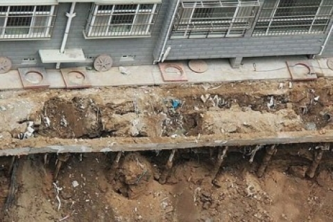  Çinli müteahhit, unuttuğu otopark için binanın altını kazdırıyor!