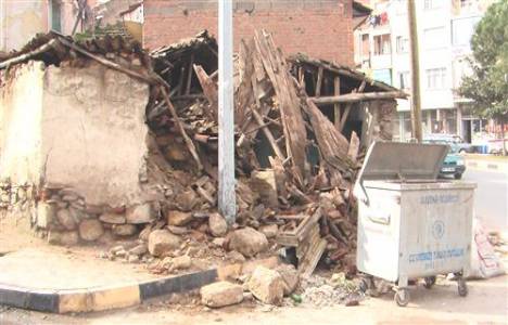 Alaşehir'deki enkazı kaldırılmayan binalar tehlike oluşturuyor! 