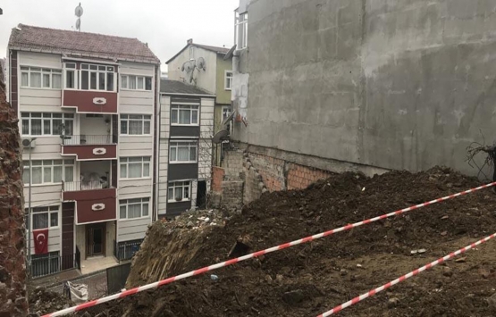 Kağıthane deki 5 katlı binanın duvarı yıkıldı!