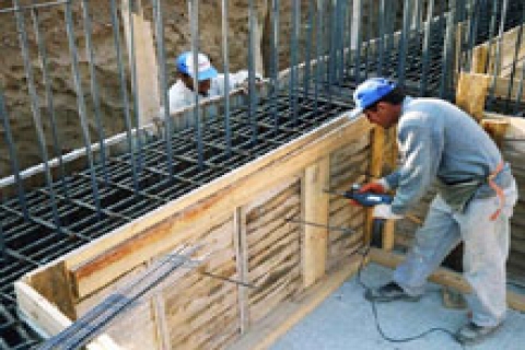 Düşen demir fiyatları müteahhitleri yanıltmasın!