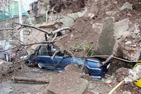 Ereğli'deki etkili yağış istinat duvarlarını yıktı, 3 bina boşaltıldı!