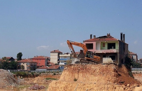 Bolu'da evinden çıkmayan adam yıkımı durdurdu!