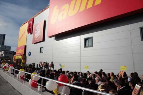 bauMax, İstanbul’da büyük bir izdihamla açıldı! 