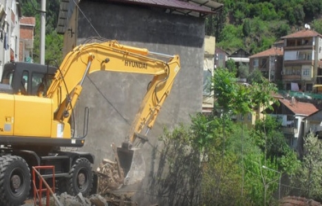 İzmit'te harabe yapıların yıkımı başladı!