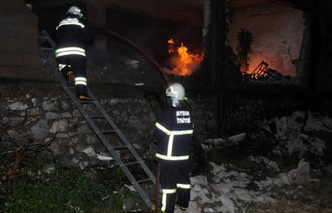 Aydın'da yangında fabrika ve mobilya deposu yandı!