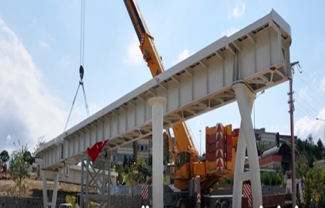 Umuttepe Kampüsü'nün yaya köprüsünde son tabliye yerleştirildi!
