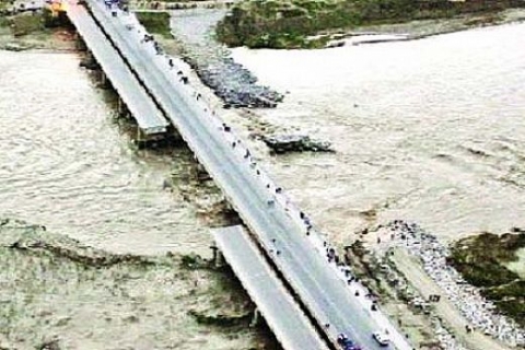 Karayolları çöken Filyos Çayı'ndaki Çaycuma Köprüsü'nde makyaj yapmış!