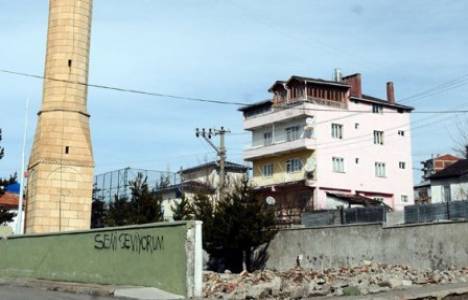 Sivas'ta cami çürük diye yıkıldı, minaresi kaldı!