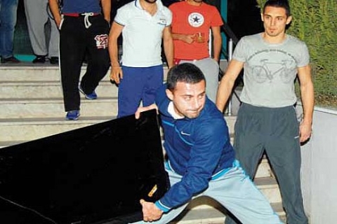 Denizlispor'a icra gelince oyuncular televizyon kırdı!