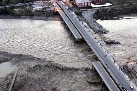 Çaycuma Köprüsü'nün bir bölümü daha çöktü! Kastamonu'da da köprü ayağı yıkıldı!
