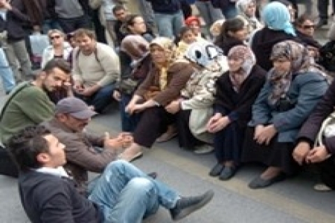 Depremzedeler Kocaeli Valiliği önünde eylem yaptı!