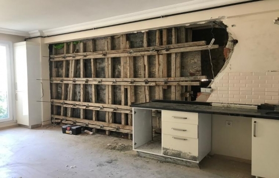 Kadıköy de yan taraftaki inşaat, duvarı patlattı!