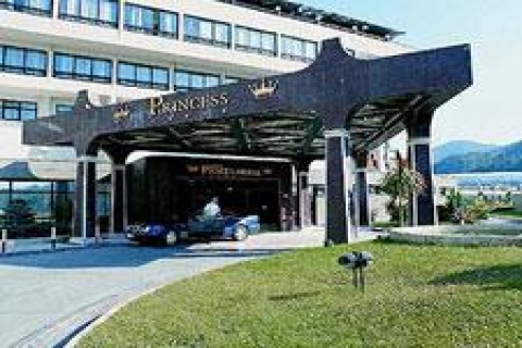 İzmir Princess Otel'in tahliyesine çalışanlar tepki gösterdi