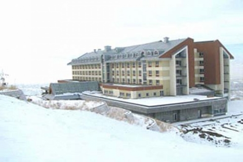 Can Dikmen ve Sururi Akgün'den Palandöken'e Xanadu Snow White oteli!