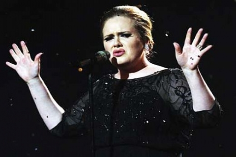 Adele bahçesine helikopter pisti yaptıracak!