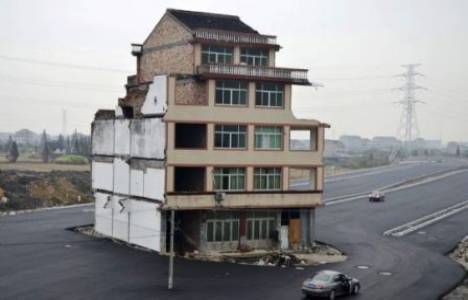 Wenlig'de otoyolun ortasına inşa edilen ev yıkıldı!