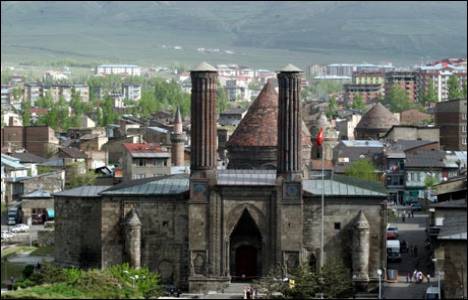 Çifte Minareli Medrese için Bursa İznik'te özel çini yapılacak!