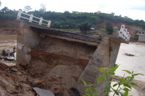Uganda'da toprak kaymaları sonucu 3 köy toprak altında kaldı!