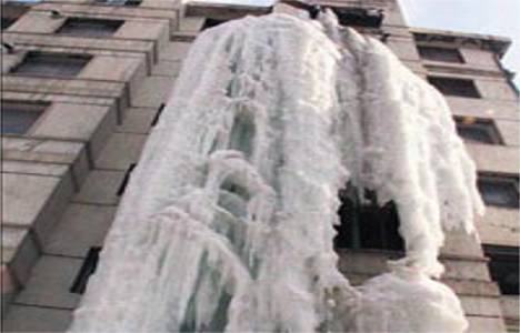 Çin'de evinin AVM olmasını istemeyen adam eylem yaptı!