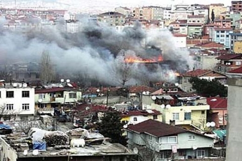 Ataşehir'de kıvılcımdan çıkan yangında 5 gecekondu kül oldu!