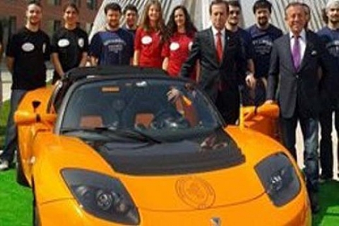 Ali Ağaoğlu, 450 bin TL'lik otomobilini İTÜ'ye bağışladı! İki öğrenciden Ağaoğlu'na protesto! 