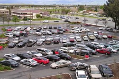 Göztepe'de otopark olmayan yerlere şikayet gidiyor!