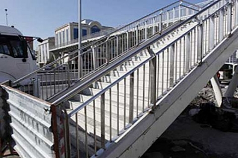 İBB Avcılar'daki üstgeçit inşaatını saç levhayla kapattı!