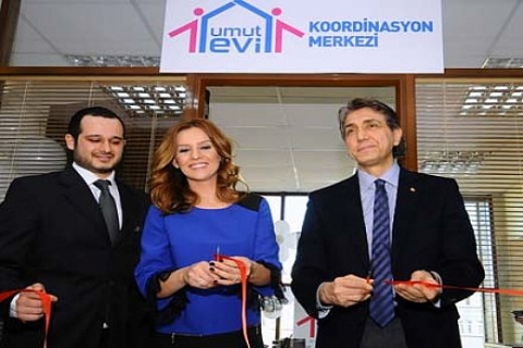 Fatih Belediye Başkanı Mustafa Demir ve sunucu Esra Erol, Umut Evleri'ni açtı!