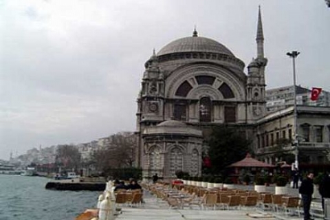 Dolmabahçe Sarayı'nın yanındaki bahçede çay içme keyfi bitti!