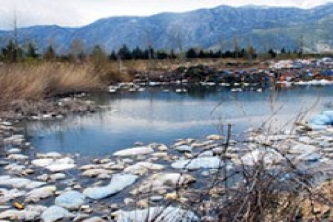 Eğirdir Gölü belediye çöplüğüne döndü!