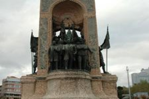 Taksim Cumhuriyet Anıtı bakıma alındı!