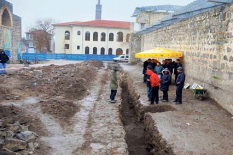 11 kafatasının bulunduğu kazılar arkeolog gözetiminde sürüyor!