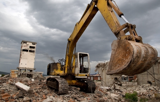 İsrail, Filistinli ailenin evini kendilerine yıktırdı!