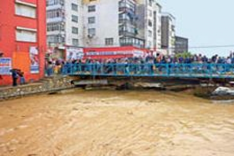 DSİ uyardığı halde derenin dibine bina dikildi!