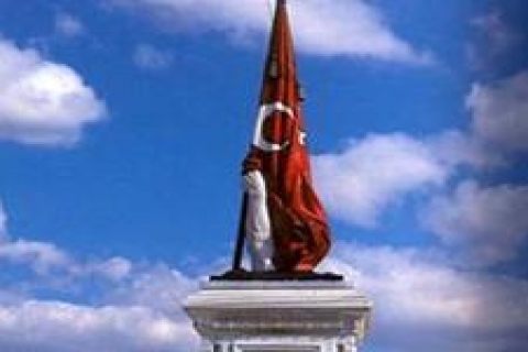 Kaçak diye yıkılan Meçhul Asker anıtı yeniden yapılacak