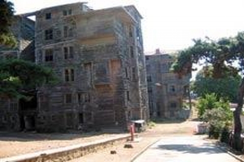 Adalar'da eski binalar yıkılacak