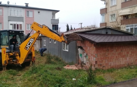 Körfez'de vatandaşların şikayet ettiği bina yıkıldı!