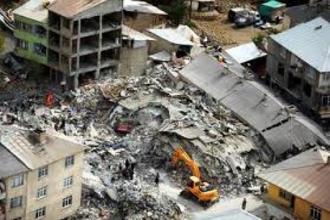 Van'da ağır hasarlı binaya sağlam raporu verildi! 