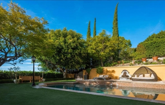 Charlie Sheen Beverly Hills teki evini 8 milyon dolara satıyor!