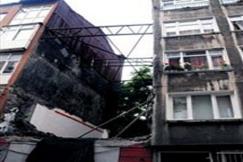 Beyoğlu'nda yıkımda bitişik binaların duvarı çatladı!